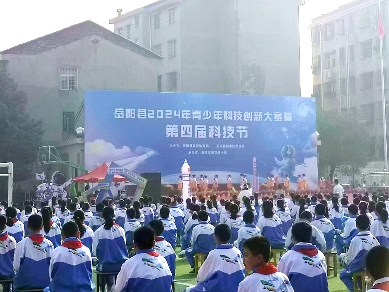 mk体育（MKsports集团）股份公司宣传车亮相“岳阳县2024年青少年科技创新大赛暨第四届科技节”